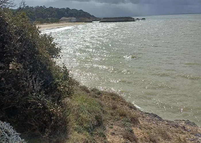 Maisonnette Familiale, Piscine Et Terrain De Tennis - Semesterbostad